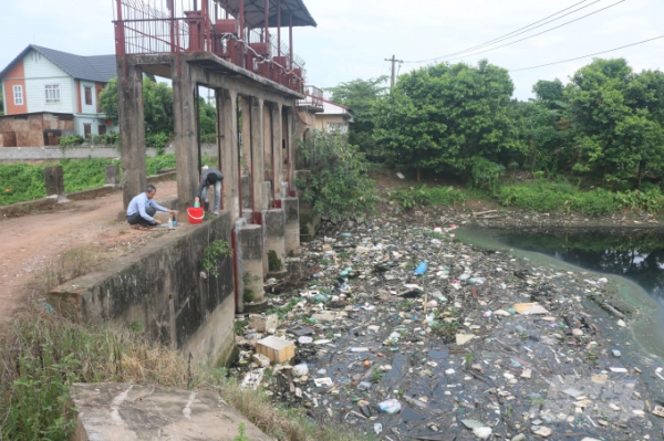 Tình trạng rác thải sinh hoạt vứt tràn lan ra sông đang làm ô nhiễm môi trường nhiều hệ thống thủy lợi. Ảnh: HG.