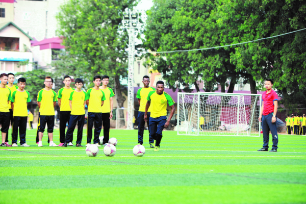 Sinh viên học tập các học phần giáo dục thể chất và tham gia các giải bóng đá giao lưu tại Khu liên hợp thể thao
