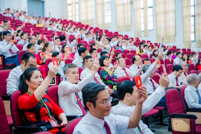 Đại biểu tham dự Đại hội đại biểu lần thứ XXX Đảng bộ Học viện Nông nghiệp Việt Nam tiến hành biểu quyết 