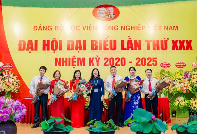 Bí thư Đảng ủy nhiệm kỳ 2020-2025 tặng hoa các đồng chí BCH khóa XXIX không tham gia BCH khóa XXX