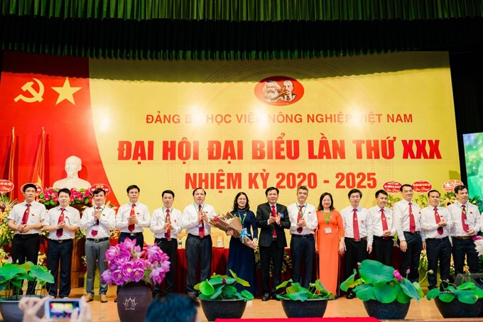 Đồng chí Vũ Tuấn Dũng - Bí thư Đảng bộ Khối các trường Đại học, Cao đẳng Hà Nội tặng hoa chúc mừng Ban chấp hành Đảng bộ Học viện khóa XXX, nhiệm kỳ 2020-2025