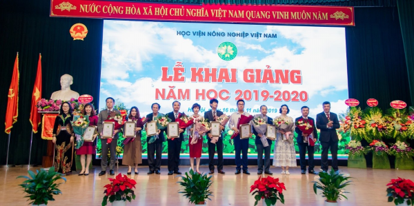 Học viện hợp tác với hơn 100 doanh nghiệp để cấp học bổng cho sinh viên, hướng dẫn sinh viên thực tập và giải quyết việc làm cho sinh viên khi tốt nghiệp