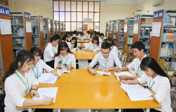 Sinh viên tự học trong Thư viện Lương Định Của