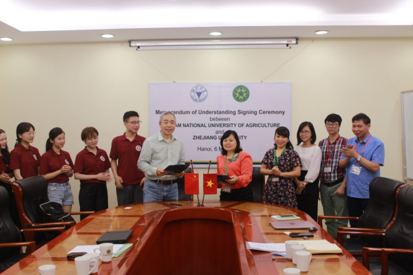 Lễ ký Biên bản ghi nhớ trong hợp tác đào tạo và nghiên cứu của Khoa Kinh tế và PTNT, Học viện Nông nghiệp Việt Nam với Đại học Chiết Giang, Trung Quốc