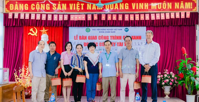 Khoa Chăn nuôi tặng quà lưu niệm các đơn vị doanh nghiệp