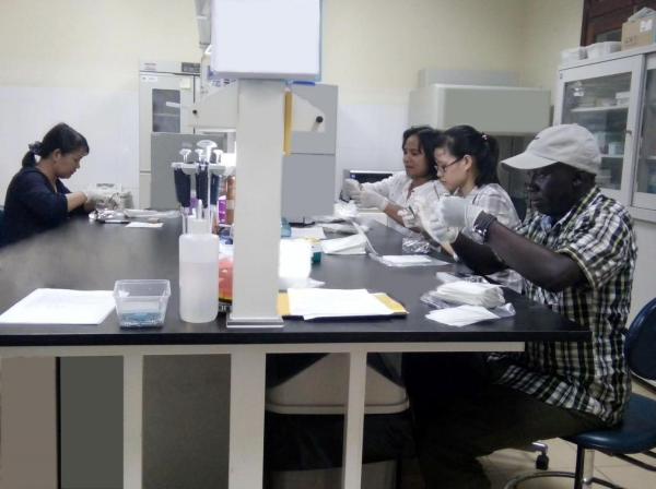 Sinh viên thực hành tại phòng thí nghiệm khoa Công nghệ sinh học