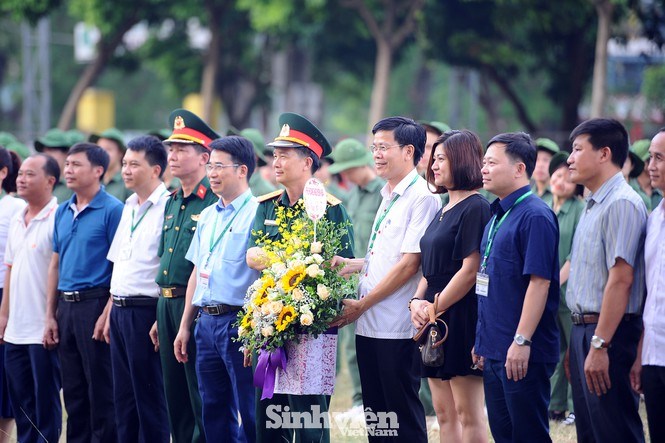 Lãnh đạo Học viện Nông nghiệp Việt Nam tặng hoa chúc mừng.