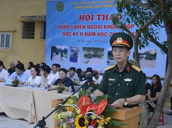 Đại tá Nguyễn Văn Tám, Trưởng khoa Giáo dục Quốc phòng phát biểu khai mạc hội thao.