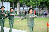 Ngắm nhìn nữ sinh Học viện Nông nghiệp hăng say tập đội ngũ