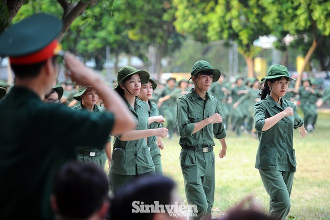 Mọi chế độ huấn luyện, tác phong như các nam sinh viên.