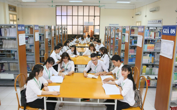 Thư viện Lương Định Của có trên 30.000 đầu sách, 15 cơ sở dữ liệu trực tuyến sách, tạp chí điện tử