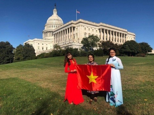 Vũ Anh Phương (áo dài đỏ) - Cựu sinh viên khóa 59, ngành Khoa học cây trồng tiên tiến, trước Trụ sở Tòa Quốc hội tại Washington D.C, Hoa Kỳ tham gia Chương trình Sáng kiến Thủ lĩnh trẻ Đông Nam Á (YSEALI) 2017