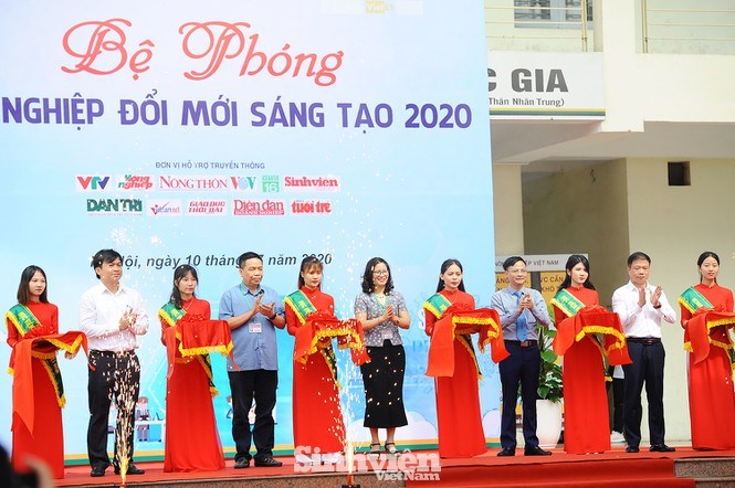 Trong những năm gần đây, Học viện Nông nghiệp Việt Nam đã trao hàng trăm suất học bổng khởi nghiệp với số tiền lên đến hàng chục tỉ đồng. Đồng thời, Học viện đã xây dựng và tổ chức đào tạo kĩ năng khởi nghiệp cho sinh viên, giúp các em có kĩ năng và tư duy khởi nghiệp, sớm trở thành những doanh nhân thành đạt sau khi tốt nghiệp! GS. TS Nguyễn Thị Lan nhấn mạnh.