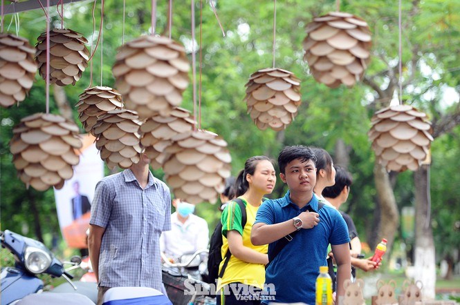 Các gian hàng sinh viên khởi nghiệp được quan tâm.