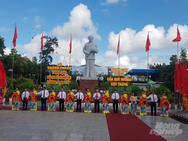 Sáng 16/7, UBND tỉnh Sóc Trăng tổ chức lễ khánh thành Tượng đài Giáo sư - Bác sĩ Nông học Lương Định Của. Ảnh: Trọng Linh.