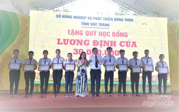 UBND tỉnh Sóc Trăng tặng Quỹ học bổng mang tên Giáo sư - Bác sĩ Nông học Lương Định Của. Ảnh: Trọng Linh.