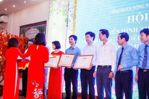 Công đoàn NN&PTNT Việt Nam trao tặng Bằng khen điển hình tiên tiến giai đoạn 2015-2020 cho tập thể Công đoàn Học viện Nông nghiệp Việt nam