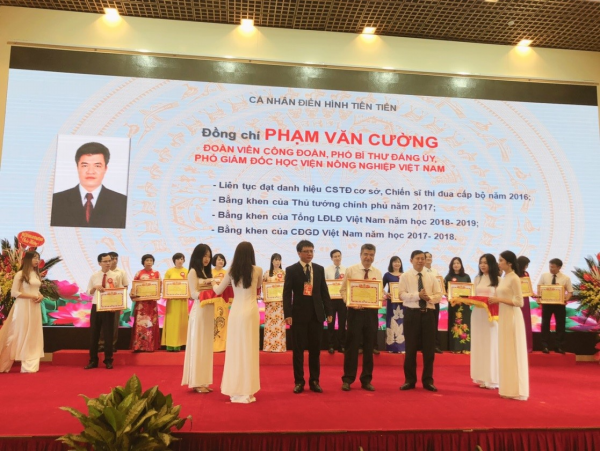 GS.TS Phạm Văn Cường – Phó Bí thư Đảng ủy, Phó Giám đốc Học viên nhận Bằng khen điển hình tiên tiến giai đoạn 2015-2020 do Công đoàn Giáo dục Việt Nam trao tặng