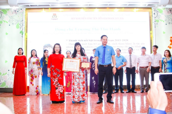 ThS. Trương Thị Thu Hạnh - Trưởng ban Nữ công Công đoàn Học viện nhận Bằng khen điển hình tiên tiến giai đoạn 2015-2020 do Công đoàn NN&PTNT Việt Nam trao tặng