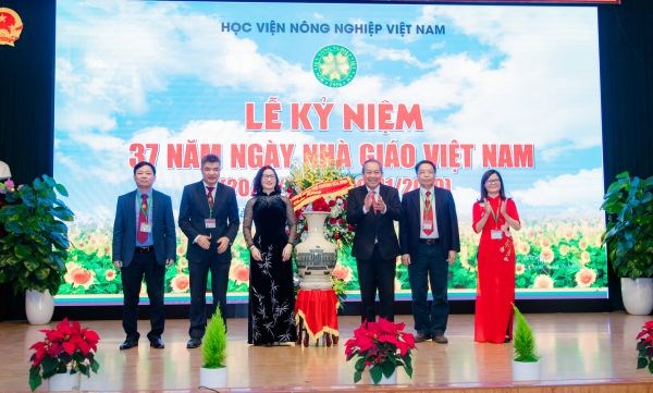 Phó Thủ tướng Thường trực Chính phủ Trương Hòa Bình đến thăm và làm việc với Học viện nhân Ngày Nhà giáo Việt Nam