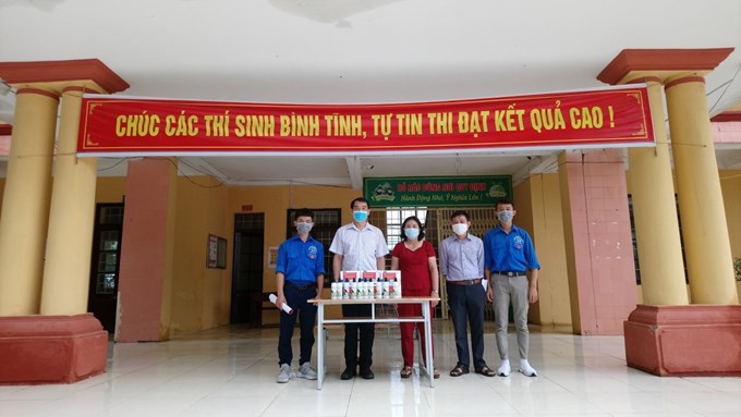 Đoàn công tác của Học viện Nông nghiệp Việt Nam trao tặng quà cho học sinh Trường THPT Cao Bá Quát, Hà Nội