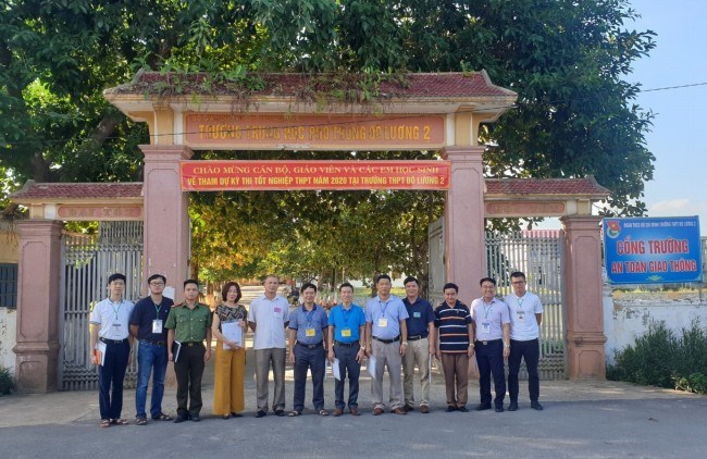 Cán bộ, viên chức Học viện làm nhiệm vụ kiểm tra công tác tổ chức coi thi tốt nghiệp chụp ảnh lưu niệm tại trường THPT Đô Lương 2