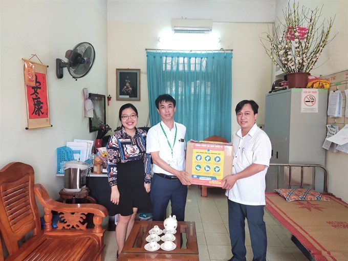 Học viện Nông nghiệp Việt Nam đã tặng khẩu trang kháng khuẩn và nước rửa tay cho các trường THPT