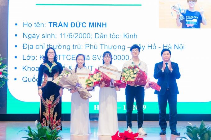 Thứ trưởng Bộ Nông nghiệp và Phát triển nông thôn Lê Quốc Doanh và GS.TS. Nguyễn Thị Lan – Bí thư Đảng ủy, Giám đốc Học viện tặng hoa và giấy khen cho sinh viên thủ khoa, á khoa khóa 64