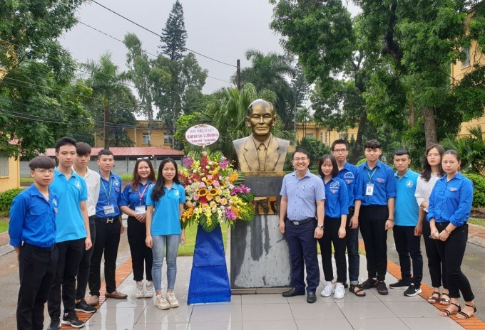 Cán bộ, sinh viên Đoàn Thanh niên, Hội sinh viên dâng hoa tưởng niệm100 năm ngày sinh cố Giáo sư Lương Định Của