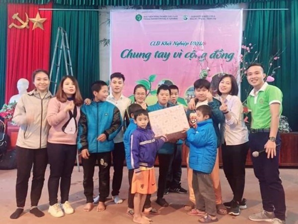 Khánh Hòa (thứ 2 từ trái sang) đi tình nguyện tại trung tâm Bảo trợ xã hội tỉnh Bắc Giang