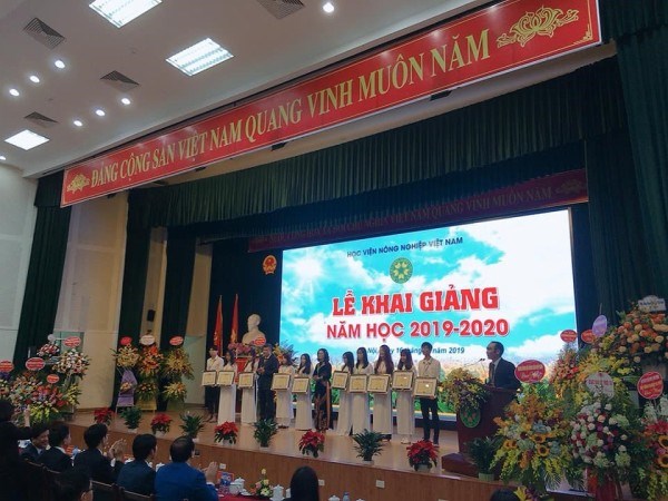 Khánh Hòa tại được trao giải sinh viên xuất sắc năm học 2018-2019 trong Lễ khai giảng của Học viện