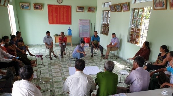 TS. Dương Nam Hà tập huấn và thảo luận với các thành viên nhóm sở thích xã Pom Lót, huyện Điện Biên (Ảnh: Ninh Xuân Trung)
