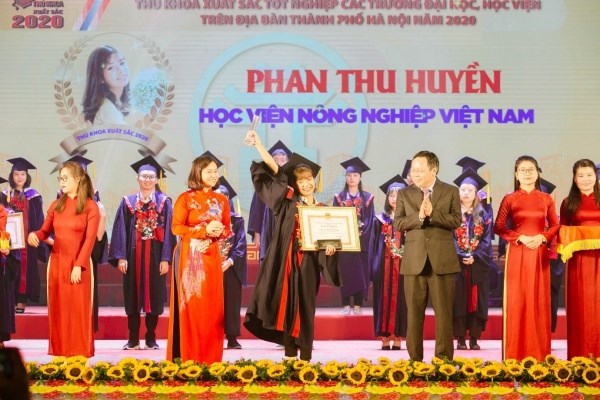 Nữ thủ khoa Phan Thu Huyền trong giây phút được vinh danh