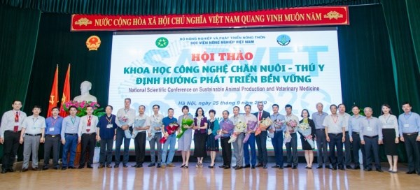 Participants with Prof. Dr Nguyen Thi Lan, President of VNUA