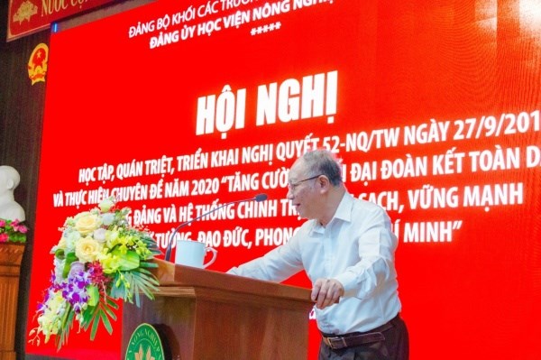 GS.TS. Hoàng Chí Bảo - Chuyên gia cao cấp, nguyên Ủy viên Hội đồng lý luận Trung ương trình bày báo cáo tại Hội nghị