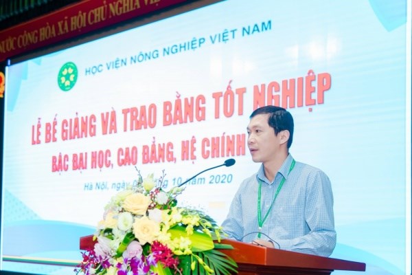 ThS. Nguyễn Quang Tự - Phó Trưởng ban Quản lý đào tạo công bố Quyết định của Giám đốc Học viện về việc công nhận tốt nghiệp và cấp bằng đại học, cao đẳng cho sinh viên tốt nghiệp