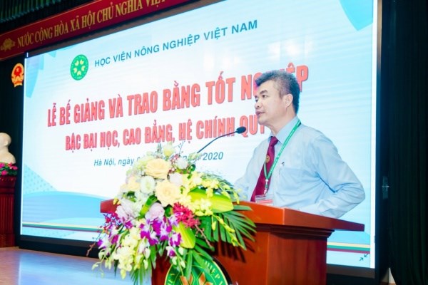 GS.TS. Phạm Văn Cường - Phó Bí thư Đảng ủy, Phó Giám đốc Học viện phát biểu chúc mừng các tân kỹ sư, cử nhân