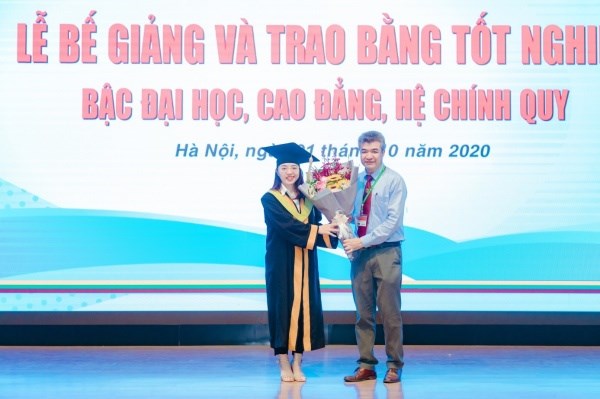 Hoàng Thị Hoài Thương - sinh viên khoa Kế toán và Quản trị kinh doanh đã có những chia sẻ đầy chân thật trong buổi lễ và tặng hoa tri ân thầy (cô)