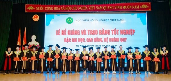 Đại diện lãnh đạo Học viện, lãnh đạo các Khoa trao bằng cho các tân kỹ sư, cử nhân