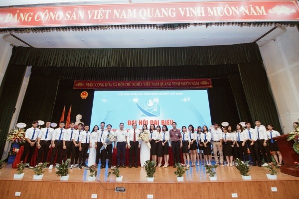 BCH Hội Sinh viên Học viện Nông nghiệp Việt Nam khóa XV, nhiệm kỳ 2020-2023 ra mắt Đại hội và nhận hoa chúc mừng của quý vị đại biểu, khách quý