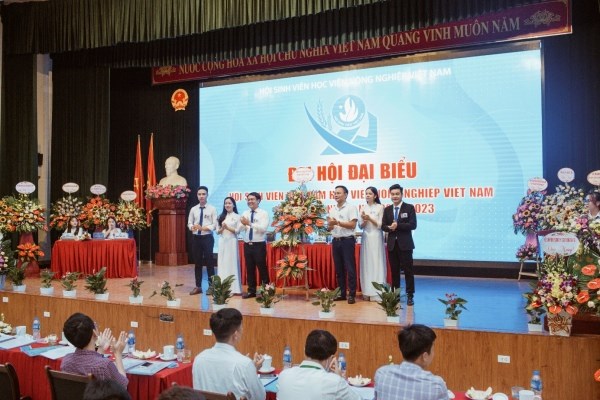 Đồng chí Ngô Văn Thiện – Uỷ viên Ban Thường vụ, Trưởng Ban Thanh niên Trường học Thành đoàn Hà Nội, Phó Chủ tịch Thường trực Hội Sinh viên Việt Nam thành phố Hà Nội tặng hoa chúc mừng Đại hội