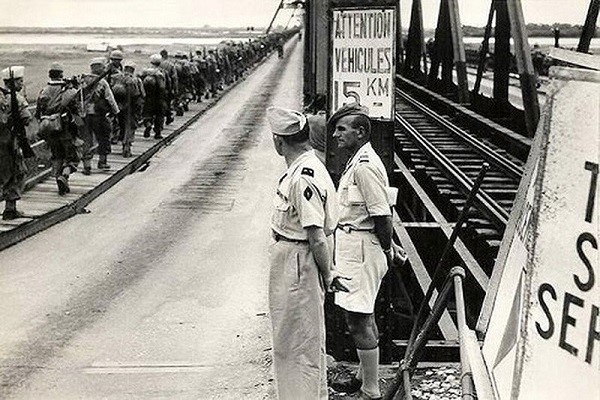 Lính Pháp di chuyển trên cầu Long Biên rời khỏi Hà Nội