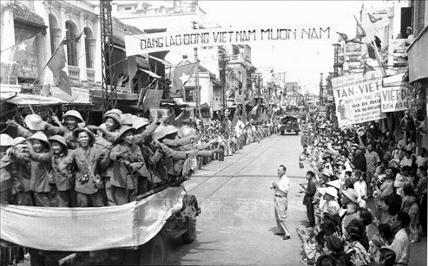 Lễ chào cờ trang nghiêm của quân và dân Hà Nội trong ngày giải phóng Thủ đô