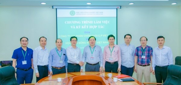 Hai bên chụp ảnh lưu niệm