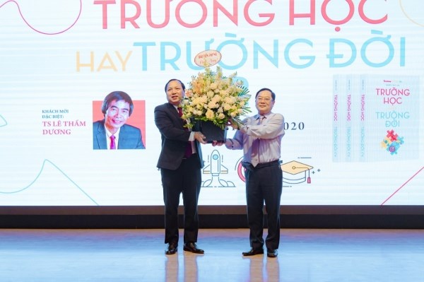 Báo Tiền phong tặng hoa chúc mừng kỷ niệm 64 năm Ngày thành lập Học viện Nông nghiệp Việt Nam (12/10/1956-12/10/2020)