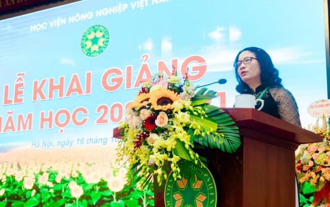 GS.TS. Nguyễn Thị Lan - Bí thư Đảng ủy, Giám đốc Học viện đọc diễn văn khai giảng năm học 2020-2021