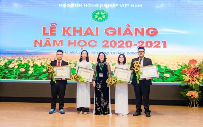 GS.TS. Nguyễn Thị Lan - Bí thư Đảng ủy, Giám đốc Học viện tặng hoa và giấy khen cho sinh viên thủ khoa, á khoa khóa 65