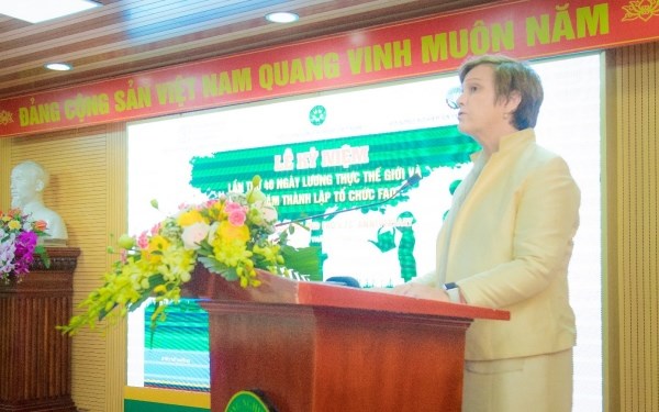 Bà Rana Flowers - Trưởng đại diện lâm thời FAO tại Việt Nam phát biểu khai mạc buổi lễ