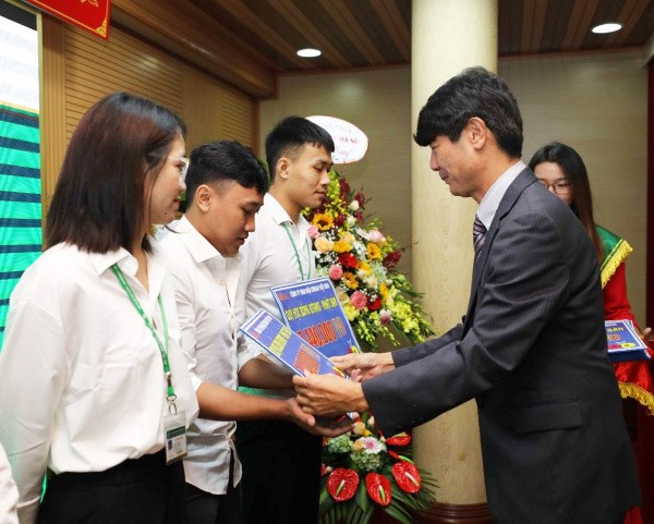 Ông Akira Kikuchi trao chứng nhận học bổng cho sinh viên