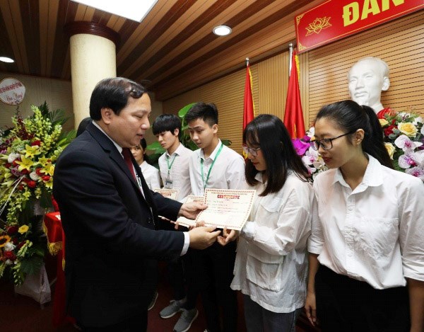 TS. Vũ Ngọc Huyên trao chứng nhận học bổng cho sinh viên
